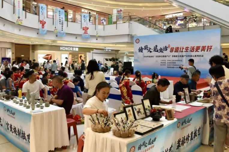 非遗遇“齿艺” 众人笑打卡